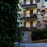 Ci spostiamo ora nella verde Poggiofranco �bassa�, l� dove in via Cardinale Marcello Mimmi, al civico 36, balzano agli occhi cinque cubi sovrapposti all�interno di un cortile
